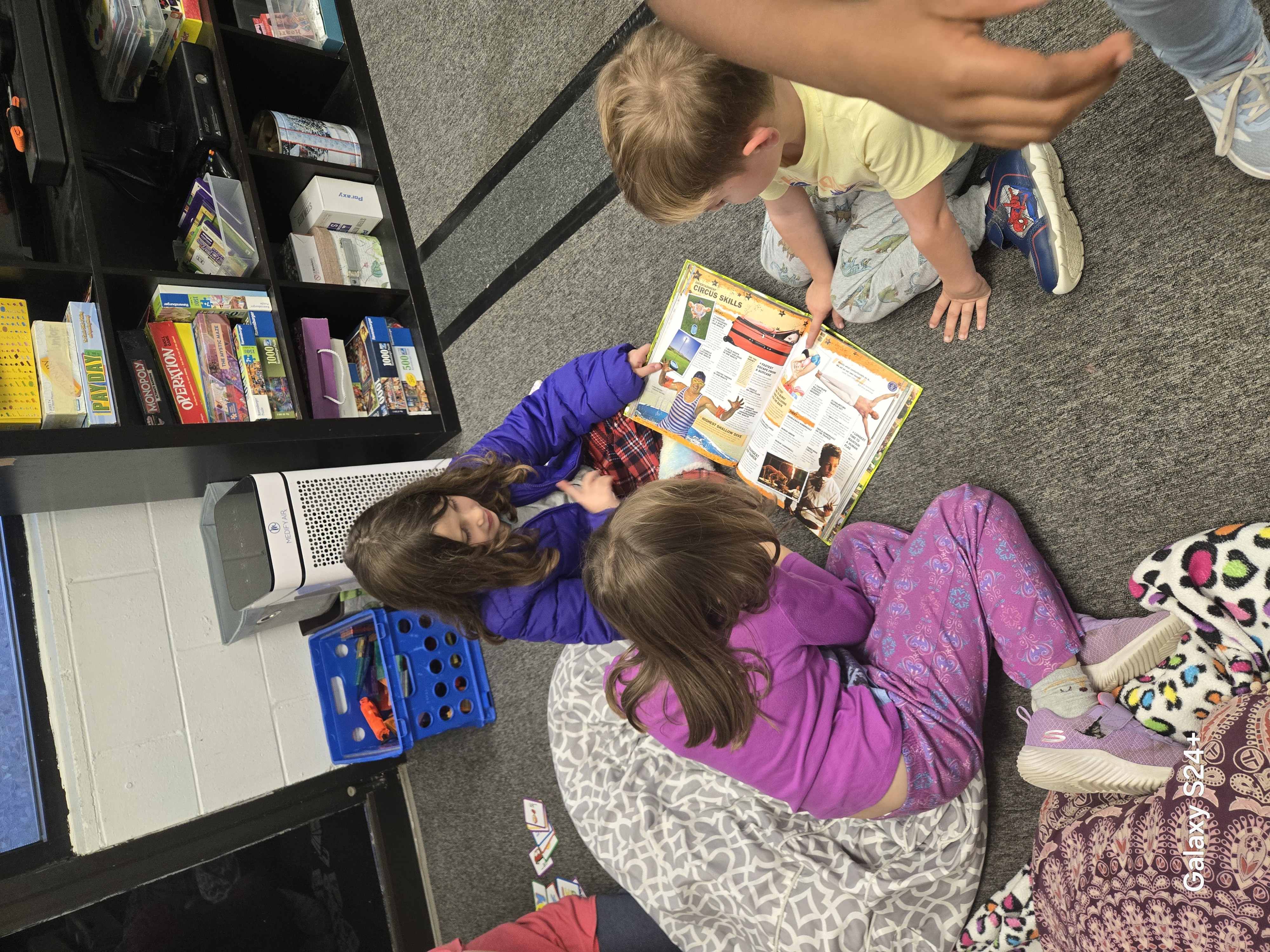 Kids reading together in the afterschool program